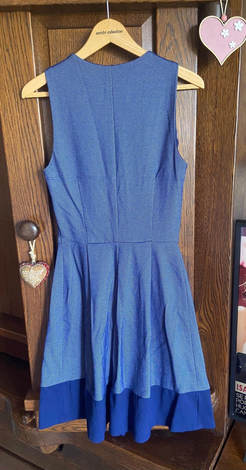 Vestido em tons de azul, sem mangas, saia rodada. Stradivarius. Tamanho P – photo 5